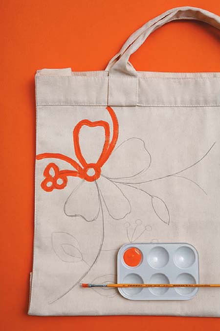 Cubra o risco com o pincel chato, que garante um tra&ccedil;o grosso. Dependendo da...