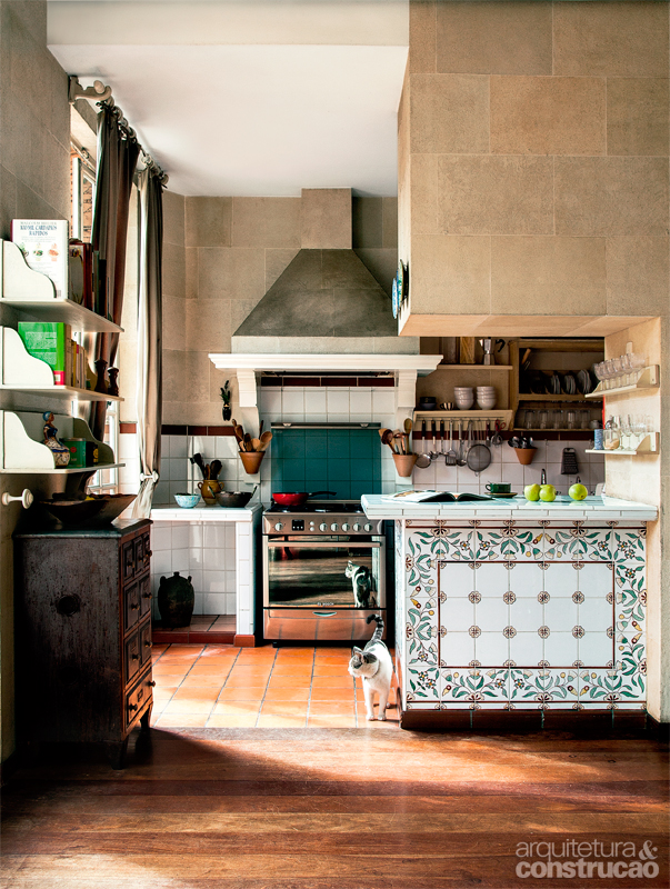 Os azulejos que cobrem a cozinha remetem à infância de Nathalie Morhange, vivida numa casa de campo no interior da França. Em seu refúgio paulistano, ela pediu ao arquiteto Alvaro Razuk uma coifa de concreto, tradicional na região de Aix-en-Provence.