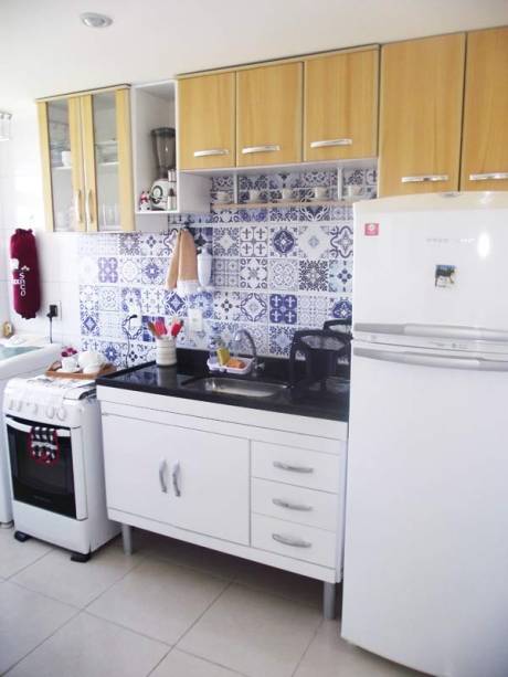 O grande destaque da cozinha decorada por Erica Tassara e o marido fica por conta dos adesivos que imitam ladrilhos hidráulicos na parede. Na mudança, eles trouxeram armários da antiga casa, que, como na capa de MINHA CASA de janeiro de 2013, não têm a mesma cor dos gabinetes.