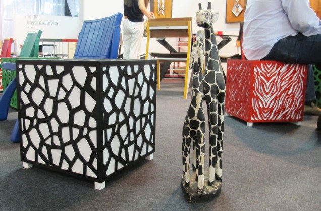 Pufe Tuiga, com estampas inspiradas nas girafas africanas. Feita com chapas de alumínio recortadas a laser. Para o consumidor de São Paulo, custa R$ 1490 na MAC Móveis.