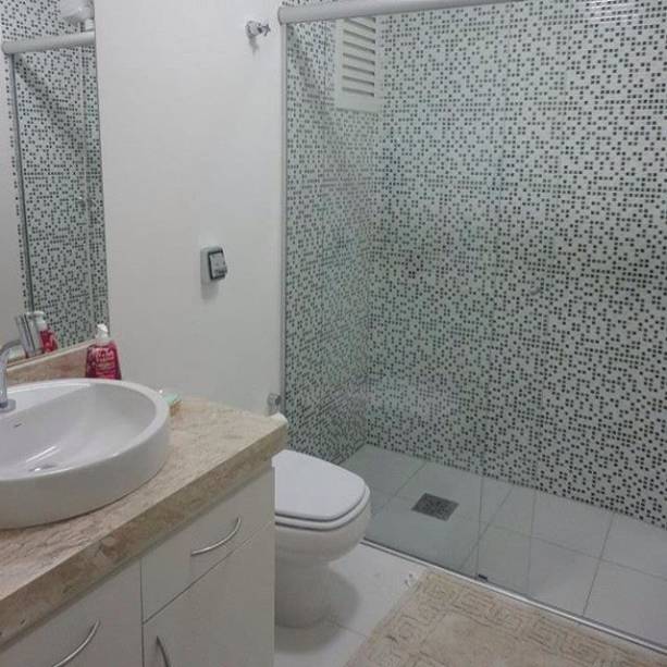 Cores neutras foram escolhidas para aumentar a sensação de amplitude deste lavabo de 4 m². “As paredes foram pintadas com cores neutras e o box foi revestido com placas de azulejo na cor verde e branco”, conta a arquiteta Cássia Freire Marcos. O projeto foi feito em Marília (SP).