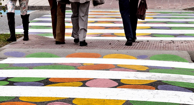 7-faixas-de-pedestre-na-espanha-ganham-formas-geometricas-e-cores