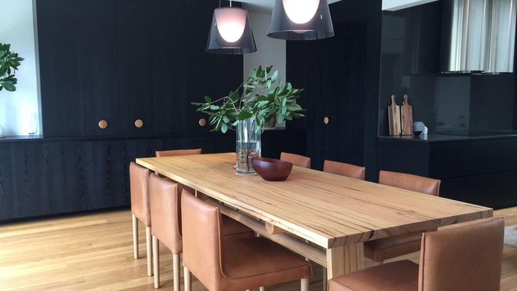 Sala de jantar; piso laminado; mesa de madeira; cadeiras de couro