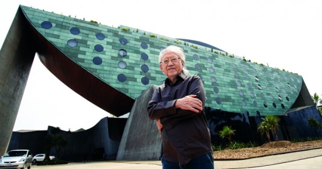 Ruy Ohtake (1938 - ). Filho da artista plástica Tomie Ohtake, Ruy é o responsável por projetos arquitetônicos modernos como o do Instituto Tomie Ohtake e do Hotel Unique, em São Paulo.