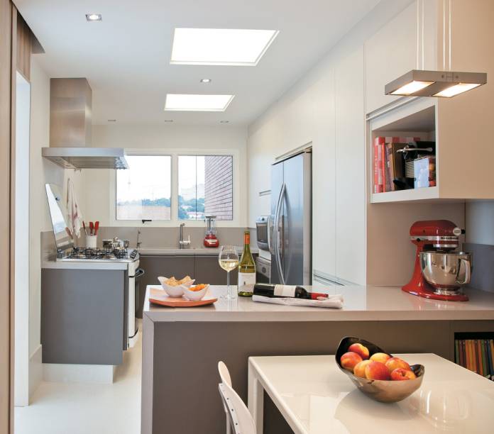 As bancadas são de Silestone (Túlio Mármores e Granitos), material resistente e fácil de limpar. Na área da pia, o frontão de 25 cm arremataa parede e a protege da água. Projeto de Rita Müller de Almeida.