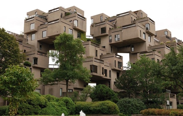 Habitat 67 é um complexo de apartamentos residenciais situado em Montreal, Canadá, com projeto de Moshe Safdie. Contém 354 blocos pré-fabricados de cimento dispostos em diferentes combinações, que alcançam até 12 andares de altura. Juntas, estas unidades criam 146 residências de diferentes tamanhos e configurações, formadas por entre uma e oito unidades de cimento ligadas.