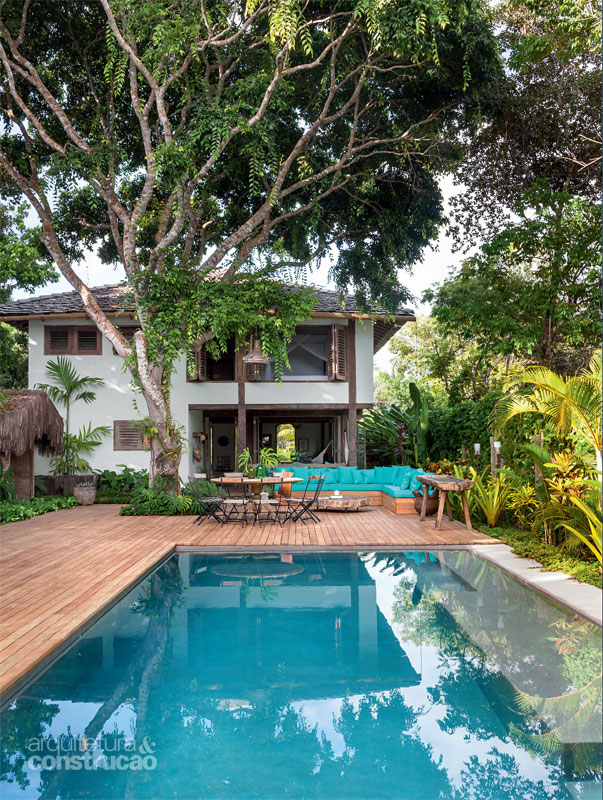 Ao redor da árvore nativa, um oiti, o deck de cumaru, com réguas de 10 cm de largura (material fornecido pela trancoso madeiras), cerca a piscina, executada com o revestimento monolítico antiderrapante Crystal Pool, da mercatto Cerâmico. Projeto do escritório Vida de Vila. Ao redor da árvore nativa, um oiti, o deck de cumaru, com réguas de 10 cm de largura (material fornecido pela trancoso madeiras), cerca a piscina, executada com o revestimento monolítico antiderrapante Crystal Pool, da mercatto Cerâmico. Projeto do escritório Vida de Vila.