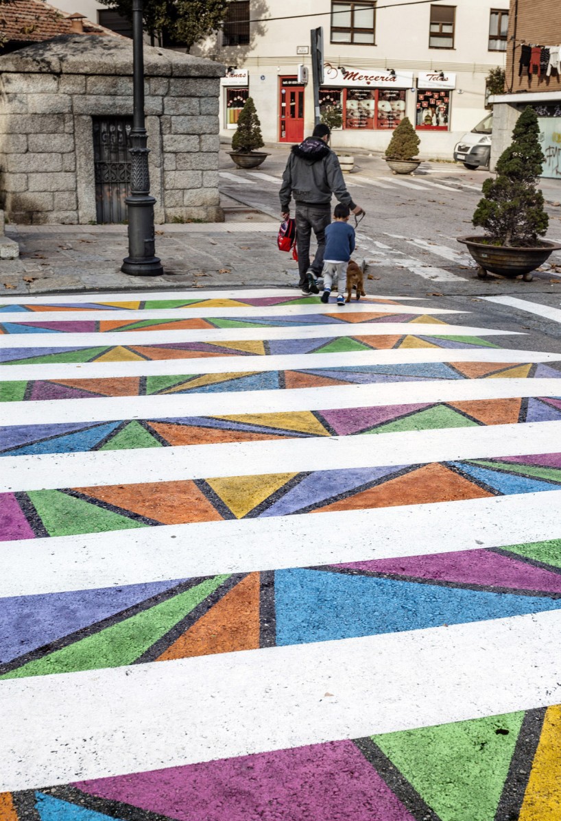9-faixas-de-pedestre-na-espanha-ganham-formas-geometricas-e-cores