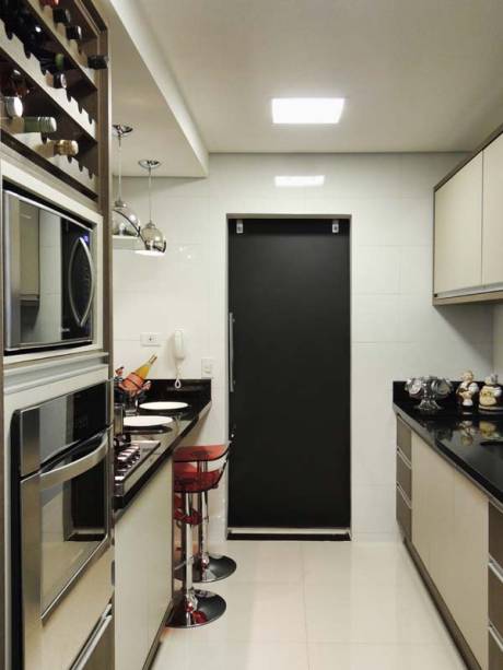 Cozinha de um apartamento, de 85 m². Projeto de Caroline Yasmin Gonçalves.