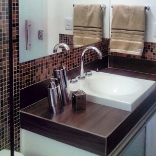 Pastilhas Colormix Miscelânea Dubai garantem as cores deste banheiro de 5 m² em Minas Gerais. A bancada de porcelanato amadeirado e os demais revestimentos na cor branca completam a decoração. O projeto é assinado pela designer de interiores Milene Gualberto.