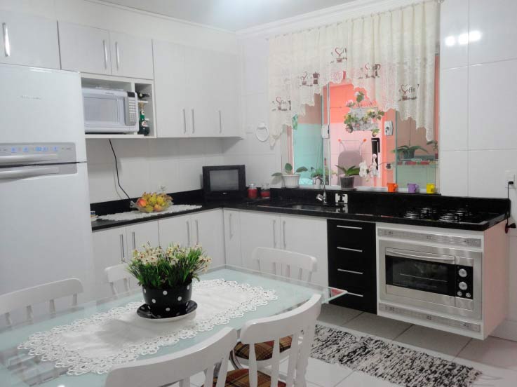 Edileuza Menezes teve sua cozinha planejada por uma loja especializada, mas precisou economizar na hora de decorá-la.  Os arranjos, flores, louças e outros adereços foram comprados em lojas da rua 25 de março, em São Paulo.
