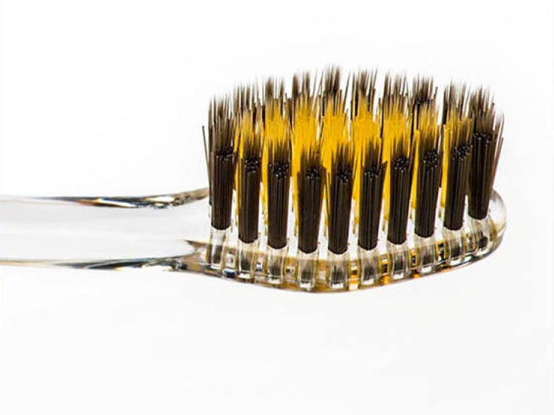abre-esta-escova-e-feita-com-ouro-e-promete-clarear-os-dentes