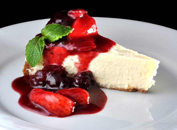 abre-faca-um-cheesecake-com-cobertura-de-frutas-vermelhas