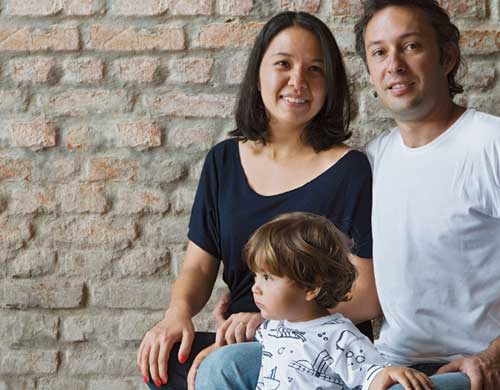 A porta de vidro e ferro (Vanmar) ocupou o lugar de uma janela, iluminando os...