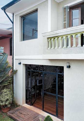 O deck de cruzeta (Kanela Bambu) e a cerca de bambu (LC Artesanato) s&atilde;o suge...