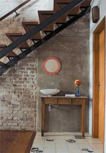 Pequeno e sem janela, o banheiro pedia mais espa&ccedil;o. Os arquitetos transferir...