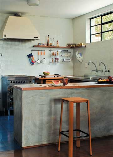 A bancada de alvenaria recebeu cimento queimado e tampo de angelim-pedra (Pau...