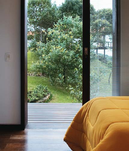 As su&iacute;tes se abrem para o jardim e avistam, ao fundo, a casa. Para proteger ...