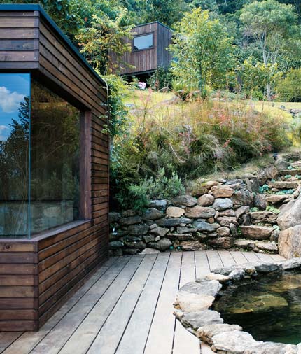 Uma escada d&aacute;gua liga o chal&eacute; ao deck  caminhar na &aacute;gua fria, segundo ...