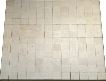 Pastilhas (2,5 x 2,5 cm) feitas do reaproveitamento de ossos bovinos. Emp&oacute;ri...