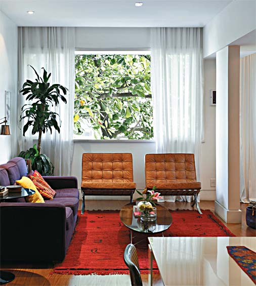 2. Os pilares que sobraram depois do quebra-quebra entre um dos quartos e a sala foram incorporados à arquitetura do apartamento. “As colunas retangulares, estruturais, mantêm a espessura da antiga parede. Já a de quina foi arredondada para dar mais leveza ao ambiente”, aponta a arquiteta Renata Bartolomeu.