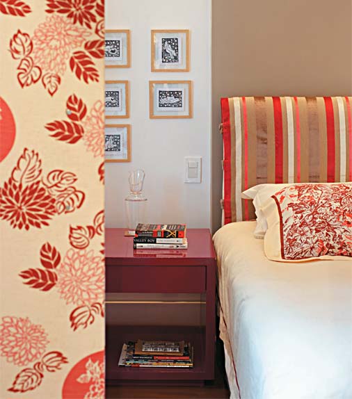 11. Um ressalto (60 cm de largura e 5 cm de espessura) existente na parede foi alargado com alvenaria para atingir a mesma dimensão da cabeceira da cama (2 m). A sobriedade da pintura (Tintas Coral, bege pardal) contrasta com as cores vibrantes. Projeto de Renata Bartolomeu.