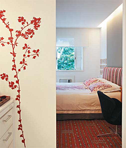 12. O adesivo em forma de galho estampa o lado interno da porta de correr que integra o quarto ao banheiro. “O decalque francês foi presente de uma amiga de Tatiana. É uma forma charmosa e econômica de pontuar a casa com toques de cor”, explica a arquiteta Renata Bartolomeu.