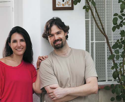 Sem paredes internas, os ambientes são delimitados pelo piso. Juliana e Marc...