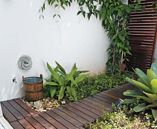 O jardim suavizou o caminho entre a cozinha e a lavanderia. Os decks removív...