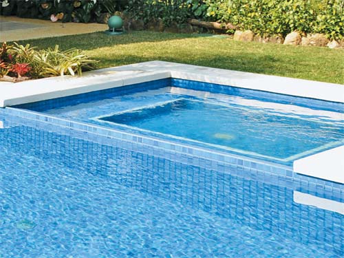 Do outro lado, está o spa (2,90 x 2,90 m) com seis jatos. Ele dispõe de um ...