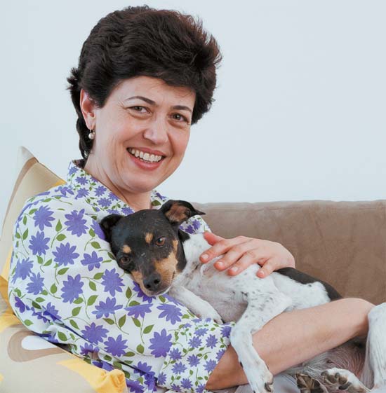A moradora, a dentista Renata Penteado, e a cachorrinha Viva.