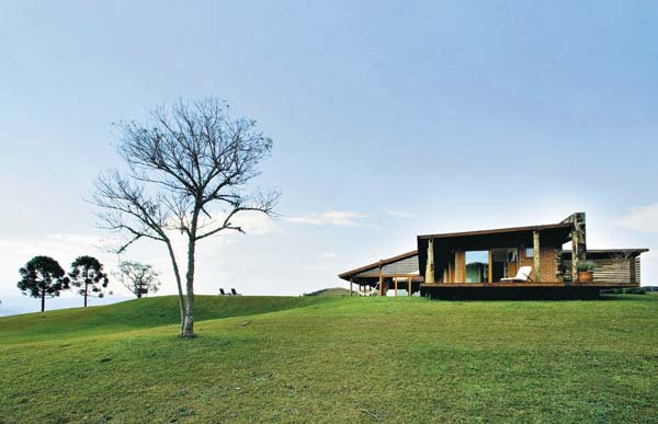 Casa de campo com grandes janelas e paredes de tijolo