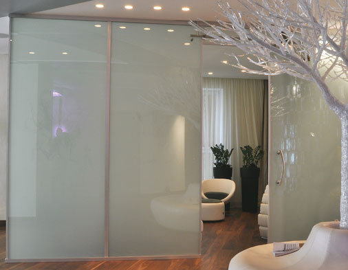 Ao toque de um bot&atilde;o, o vidro Privacy Glass (PKO) se converte de transl&uacute;cid...