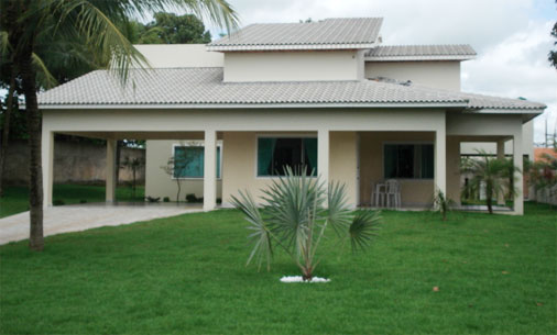 Em uma casa de 220 m² de área construída, o telhado é composto por oito águas (superfícies que compõem o telhado) e não foi necessário uma estrutura especial. Com montagem simples e rápida, foram usadas terças - um tipo de madeira usado para apoiar caibros - de 6 x 12 cm, de 5 x 6 cm e ripas de 5 x 2 cm. Na parte de circulação dos ambientes íntimos há uma abertura zenital (abertura localizada na cobertura da edificação, fechada com vidro que possibilita a entrada de luz natural), que trouxe luz natural ao ambiente. As telhas são da Beltelhas, fabricadas com concreto natural adicionado de impermeabilizantes e pigmentada na cor cinza pérola. Créditos para Leila Bonjardim Santos. Em uma casa de 220 m² de área construída, o telhado é composto por oito águas (superfícies que compõem o telhado) e não foi necessário uma estrutura especial. Com montagem simples e rápida, foram usadas terças - um tipo de madeira usado para apoiar caibros - de 6 x 12 cm, de 5 x 6 cm e ripas de 5 x 2 cm. Na parte de circulação dos ambientes íntimos há uma abertura zenital (abertura localizada na cobertura da edificação, fechada com vidro que possibilita a entrada de luz natural), que trouxe luz natural ao ambiente. As telhas são da Beltelhas, fabricadas com concreto natural adicionado de impermeabilizantes e pigmentada na cor cinza pérola. Créditos para Leila Bonjardim Santos.