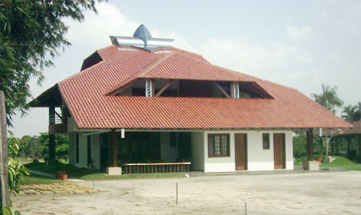 A estrutura desse telhado é um mix de tesouras de aço (um tipo de estrutura em formato de V) e caibros de madeira (Angelim Vermelho). Desenvolvido com a função de um "chapéu" com longas abas (4,00 m balanço nos beirais), proporciona uma grande sombra e permite que se caminhe ao seu redor mesmo durante as chuvas leves. Feixes de quatro pilares de madeira suportam a estrutura do telhado a partir do térreo até o pavimento superior. Os forros em madeira foram colocados sobre os caibros do telhado revelando sua estrutura para o interior do ambiente e captando a luz natural para o interior das suítes. Créditos para Reginaldo Abreu. A estrutura desse telhado é um mix de tesouras de aço (um tipo de estrutura em formato de V) e caibros de madeira (Angelim Vermelho). Desenvolvido com a função de um "chapéu" com longas abas (4,00 m balanço nos beirais), proporciona uma grande sombra e permite que se caminhe ao seu redor mesmo durante as chuvas leves. Feixes de quatro pilares de madeira suportam a estrutura do telhado a partir do térreo até o pavimento superior. Os forros em madeira foram colocados sobre os caibros do telhado revelando sua estrutura para o interior do ambiente e captando a luz natural para o interior das suítes. Créditos para Reginaldo Abreu.
