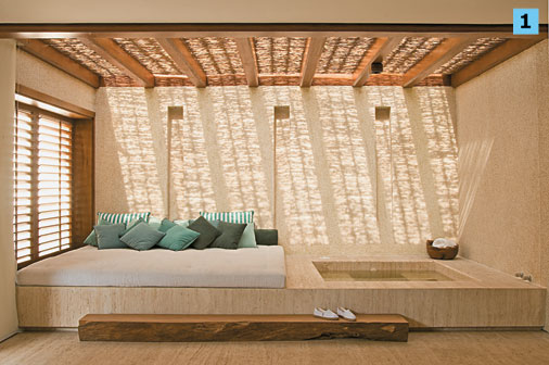 Acima da cobertura de vidro laminado 10 mm com película refletora de calor (3M), uma esteira de junco feita por Roberto Gomes (R$ 180 o m² colocado) filtra a entrada de luz neste spa de uma casa paulistana. No piso e no platô, travertino romano bruto da Mont Blanc Mármores (R$ 490 o m² colocado). Na parede, fulgê da Casa Franceza. Projeto de Simone Meirelles e Fernanda Pinto Coelho.