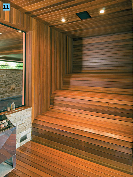 Na sauna projetada pelas arquitetas Maristela Faccioli e Regina Junqueira, de São Paulo, o espaço foi revestido de réguas de cedrinho protegidas com stain. O m² do revestimento sem tratamento vale cerca de R$ 40, na Madeireira Glaudeimar.
