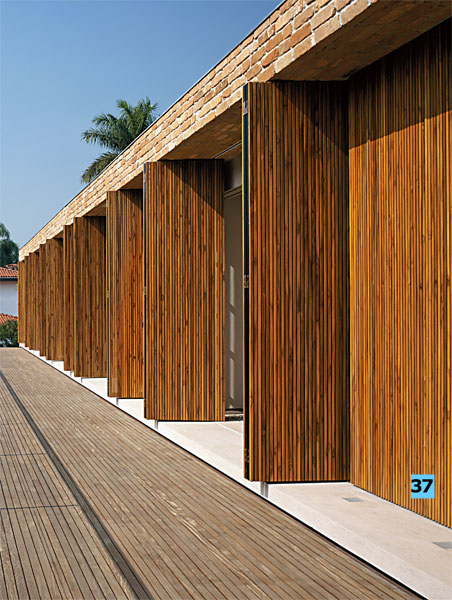 No projeto do Studio MK27, de São Paulo, os brises feitos com portas-camarão reduzem a incidência de sol sem prejudicar a ventilação. Os perfis de alumínio foram revestidos com réguas de bambu (4 cm de largura) da Bambu Carbono Zero. Por R$ 138 o m², sem instalação.