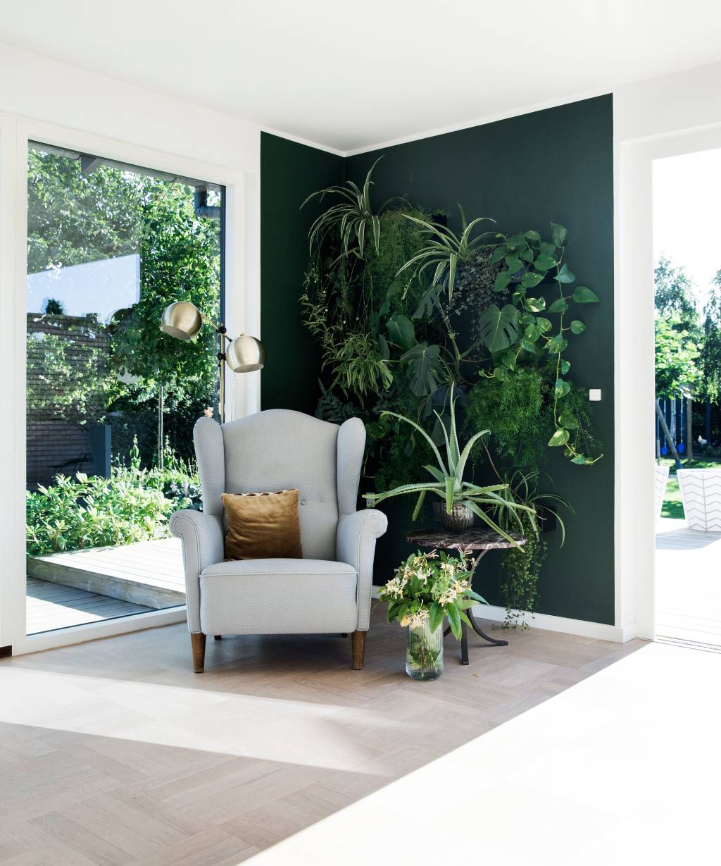 ambiente-com-parede-verde-e-plantas
