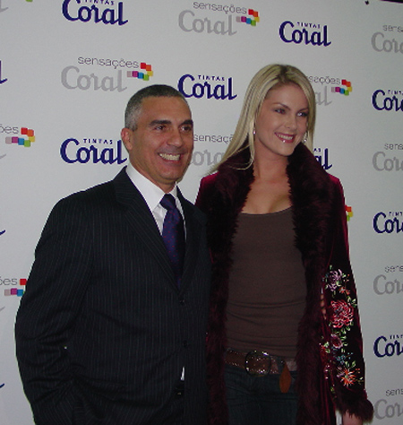 Ana Hickmann aparece ao lado do presidente das Tintas Coral, Jos&eacute; Roberto Si...