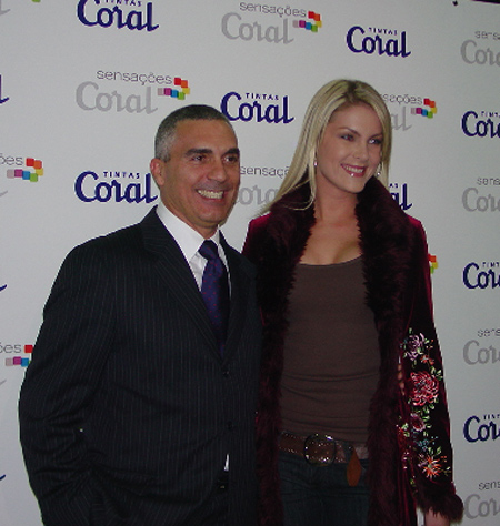 Ana Hickmann aparece ao lado do presidente das Tintas Coral, José Roberto Si...
