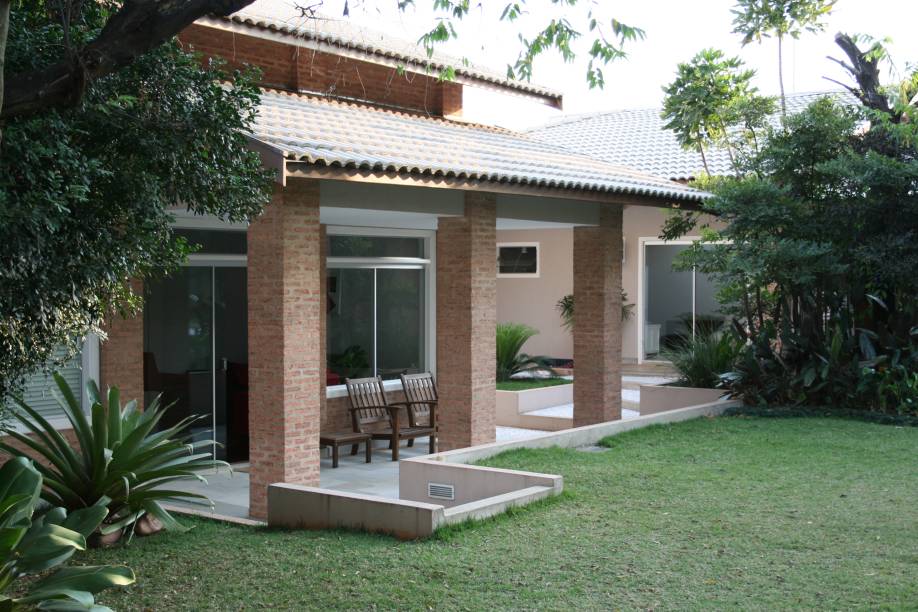 Essa residência  de aproximadamente 300m², em Monte Alto (SP), foi reformada e algumas paredes foram revestidas com tijolos aparentes comuns. As varandas ampliadas também receberam colunas em tijolos aparentes. Nos tijolos foi aplicado uma camada de resina hidrofugante para proteção. Pedra portuguesa e piso cimentício Solarium também compõem o ambiente. O projeto é da arquiteta Anamaria Vieira.