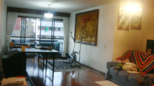 Sala antes. A sala antiga era apenas um ambiente com problemas de organização e harmonia entre as cores.