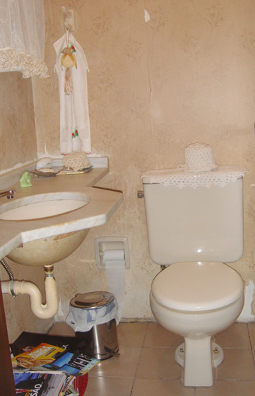 Lavabo antes. Este lavabo estava com as paredes descascadas e tinha as janelas abertas.