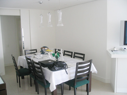 Sala de jantar antes. Nem sempre grandes reformas e muito dinheiro são necessários para se transformar um ambiente. Nesta sala de jantar, a arquiteta Raquel Klieger executou um projeto simples e barato.