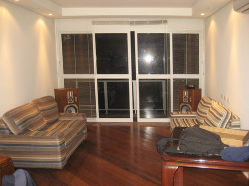 Sala antes. Para esta sala foi solicitado à decoradora Patricia Kolanian uma decoração clean com estilo contemporâneo e em tons pastel. O proprietário gosta muito de música e as caixas de som grandes foram mantidas.