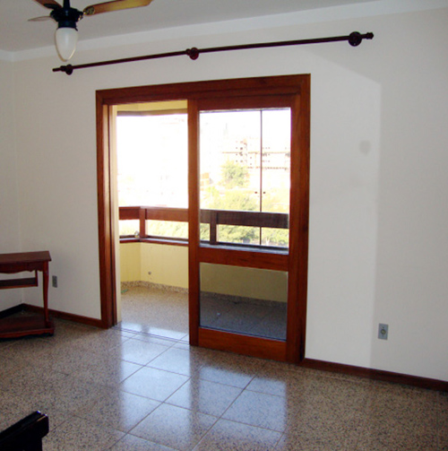 Sala antes. O projeto de reforma desse apartamento de 100m², no litoral norte do Rio Grande do Sul, tinha como objetivo desenvolver um área que permitisse a convivência dos moradores.
