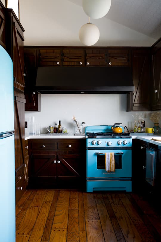 cozinha-escura-com-fogao-e-geladeira-azul-claro