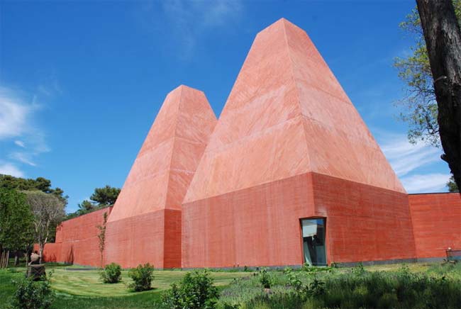 Museu Paula Rego, em Cascais, é uma das obras mais recentes do arquiteto Edu...