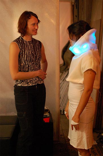 Meninas interagem com os matérias e objetos do Ateliê [Ciber]costura